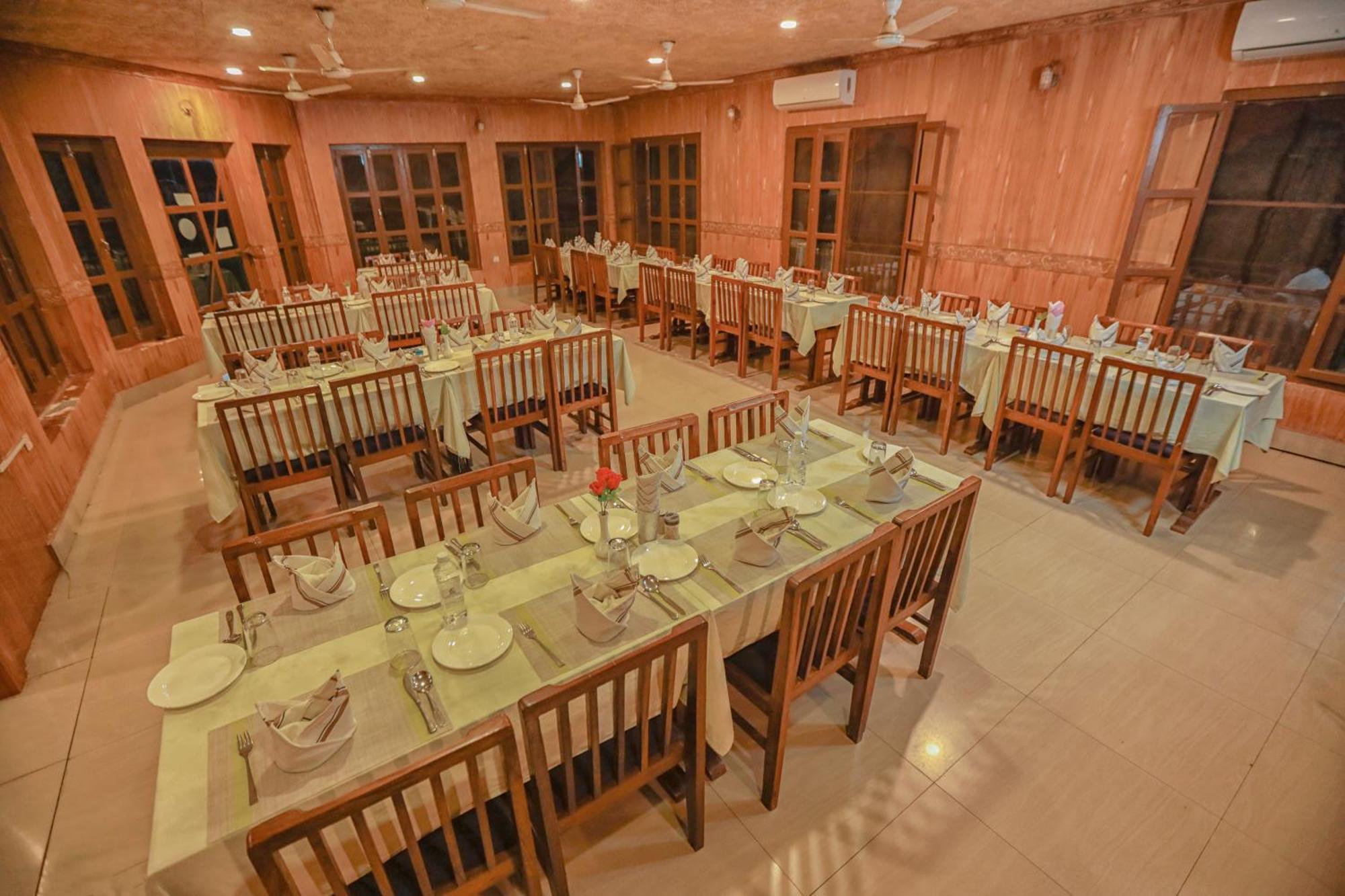 Hotel Wildlife Camp Sauraha Eksteriør bilde
