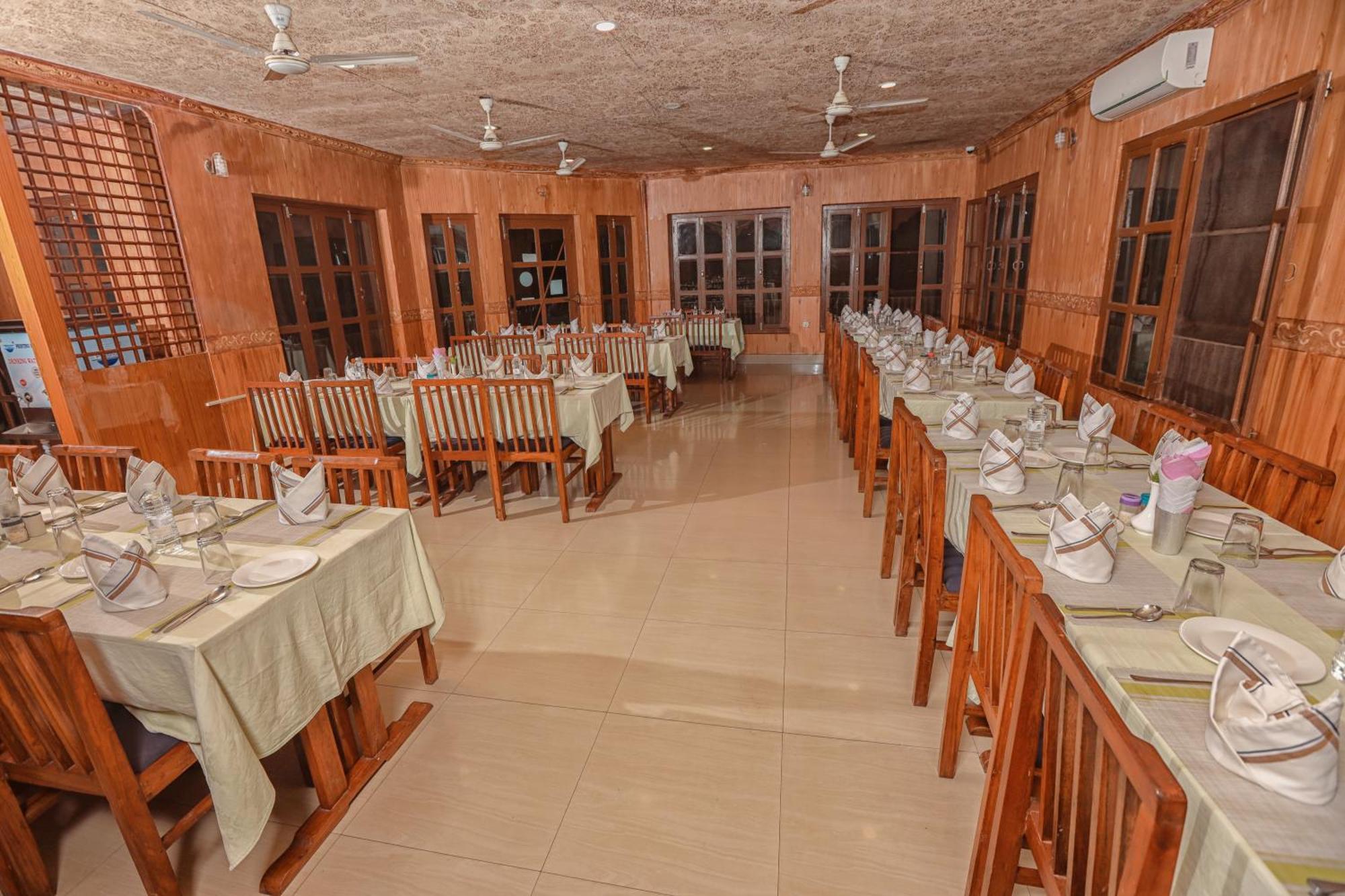 Hotel Wildlife Camp Sauraha Eksteriør bilde